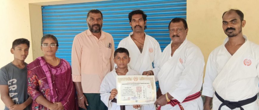 திருச்சி திருவெறும்பூரைச் சேர்ந்த 10 வயது மாணவன் கோஷல் தேஜ்வி கராத்தேவில்  கருப்பு பெல்ட் பெற்று சாதனை