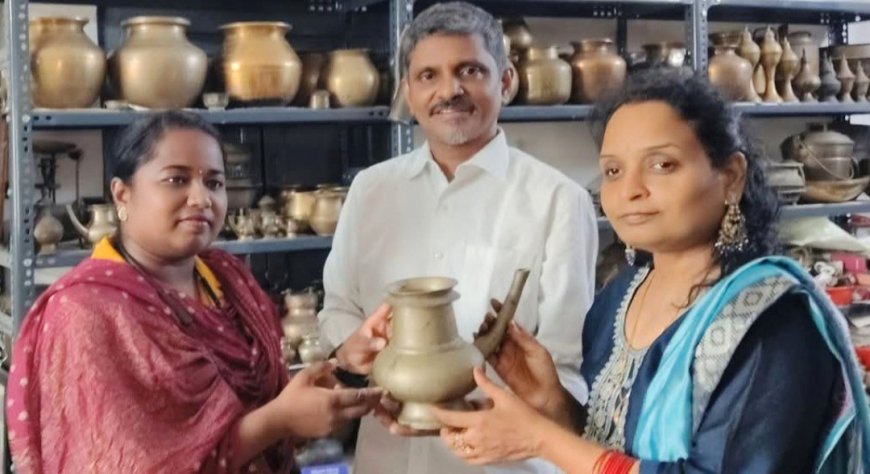 தமிழர் கலாச்சாரத்தை எடுத்துரைக்கும் வகையில் இல்லத்திலேயே புழங்கு பொருட்கள் காட்சியத்தை அமைத்துள்ள குடும்பத்தினர் : காட்சியகத்தை  பார்வையிட்ட இந்திரா கணேசன் லயன்ஸ் சங்கத்தினர்